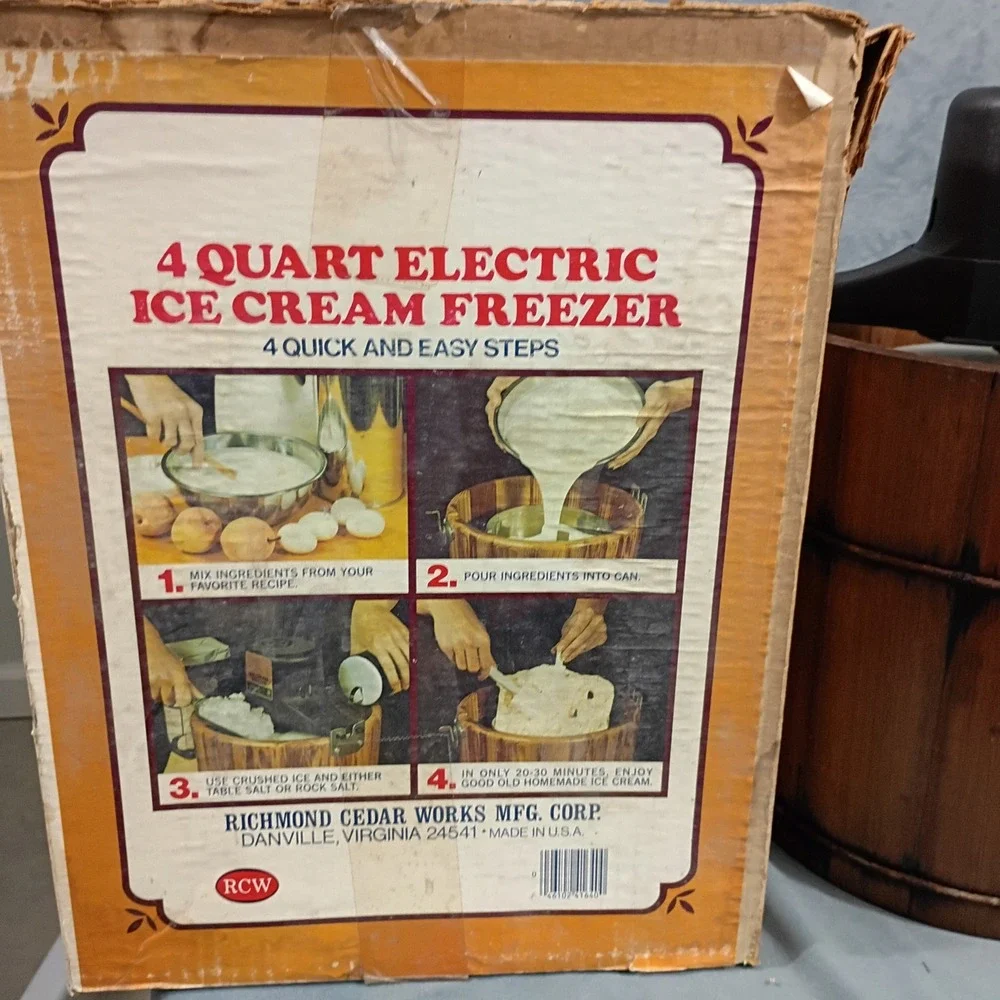 RCW Richmond Cedar Works Electric Ice Cream Freezer Model 78 4 Quart Wood Bucket